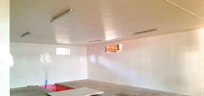 rénovation avec plaques lambris d'une chèvrerie